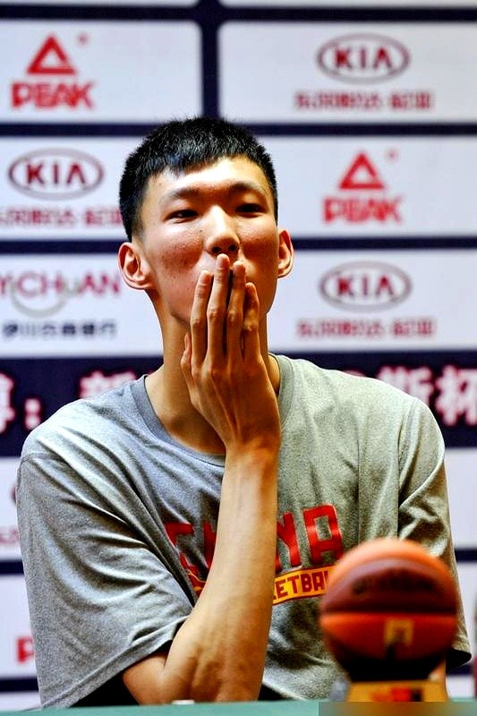 周琦主动请战，郭士强却没要他。这事儿，有点意思。

名单出来，胡金秋、余嘉豪都在，唯独少了那个我们最熟悉的大个子。

要知道，周琦身上没伤，状态正好，自己也喊话“义不容辞”。但从五月集训开始，他就没跟队练过。

郭士强的选人标准很简单：意愿、能力、契合度、态度、身体。五个标准里，偏偏没有“名气”这一