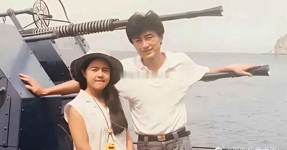 照片拍摄于1988年的夏天，在青岛海滨，当时的主人公为新人王宁和新娘子刘纯燕。

王宁在那个时候已经有了自己的事业发展起来，并且长相英俊潇洒、国色天香，在当时很多人都把他的样子当作理想中的白马王子来追求；同时期的刘纯燕也十分漂亮可爱。

但是他们在民政部门办理结婚手续的时候出现了一个小问 ​