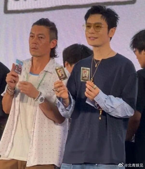 45岁陈冠希和48岁黄晓明同框，网友说一个长期活跃台前，一个已是半素人，不宜对比。
这话听着客气，其实特别狠。
俩人在同一场活动上站着，一个是中国电影家协会副主席，一个是留胡子戴棒球帽的洛杉矶中餐馆常客。都是四十多岁，往那一站，中间隔着的不是十岁八岁，是2008年那个岔路口。
那年陈冠希宣布无限期退