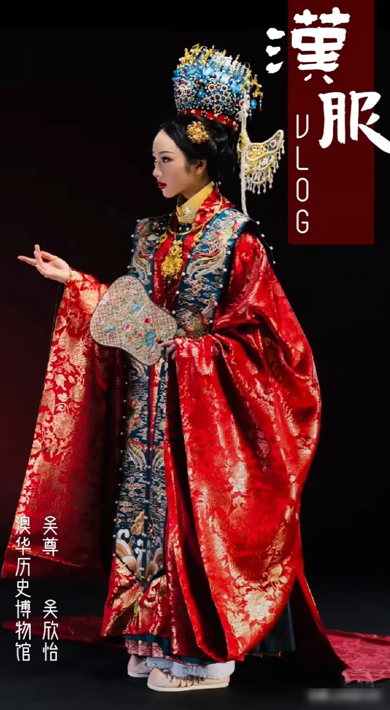 吴尊在博物馆把16岁女儿嫁了，现场急得大喊：不能这么快嫁！
9月21号，吴尊带NeiNei去墨尔本澳华历史博物馆，不是逛展，是拍官方海报。中国传统服饰展，海报要挂唐人街。
NeiNei一人扛两套造型。一套凤冠霞帔，头上顶着十二龙九凤冠，大红婚服一穿，吴尊当场破防，喊完不行又找补，说女儿是女汉子，