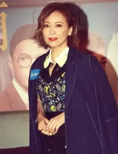 选择见人品，格局定人生：邓萃雯与江华的三十年境遇反差
 
90年代港圈一段备受争议的情感往事，时隔近三十年，两人截然不同的人生结局，让人真切看清选择与担当的重要性。
 
当年凭借爆款剧《我和春天有个约会》，邓萃雯与江华因戏生情。彼时江华早已成婚，妻子麦洁文正处于孕期，二人却不顾伦理底线频繁私下相处，