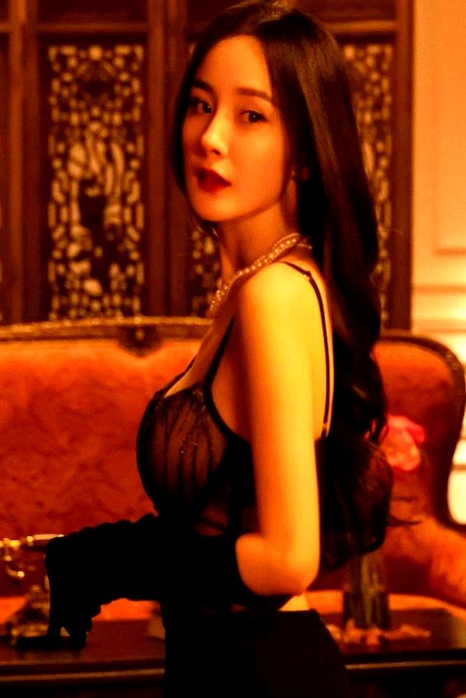 杨幂这次没戴一件多余的珠宝。

一件黑色蕾丝束身胸衣，配上一双长款丝绒手套。紧身下装一穿，就把那种生人勿近的距离感拉满了。

以前她穿吸烟装像个女大佬。这次不一样，靠着眼神和随意的站姿，硬是把一身蕾丝穿出了社交门槛。

这种穿法玩的就是“藏”与“露”的平衡。不需要刻意露多少，全靠那股子自己说了算的气