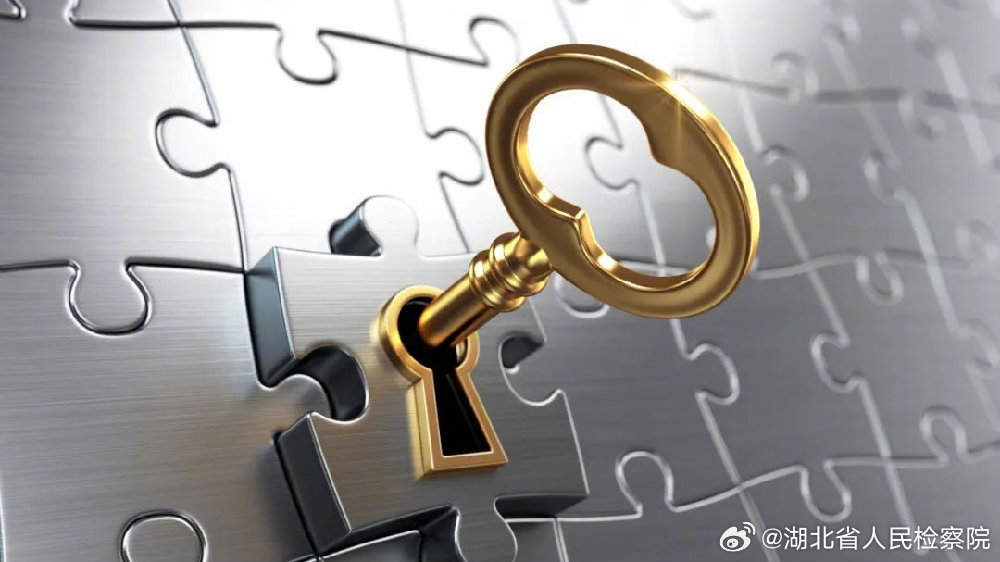 #鄂检新闻##普法宣传#【一台打印机漏了底】一台扣押的打印机，牵出利用未成年人贴涉黄涉诈卡片的黑灰产。2025年7月，王某介绍17岁的小军作“取现手”，从电诈被害人处接走7万元，涉嫌掩饰、隐瞒犯罪所得罪被提请批捕。办案检察官史书鸣从扣押清单盯上那台打印机，引导公安补充侦查、恢复聊天记录，查明 ​