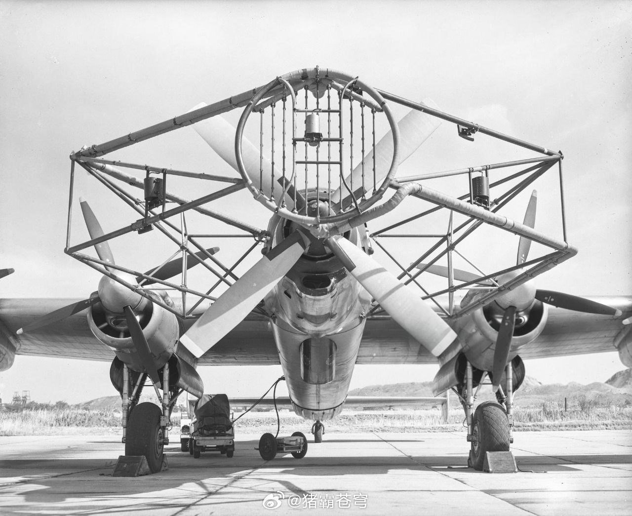 1956 年，英国建造了一座飞行实验室，该实验室以 Avro Lincoln 轰炸机为基础，配备劳斯莱斯 Tyne 涡轮螺旋桨发动机和喷水系统框架，用于在结冰条件下测试发动机。

#烽火问鼎计划##航空创制计划# ​