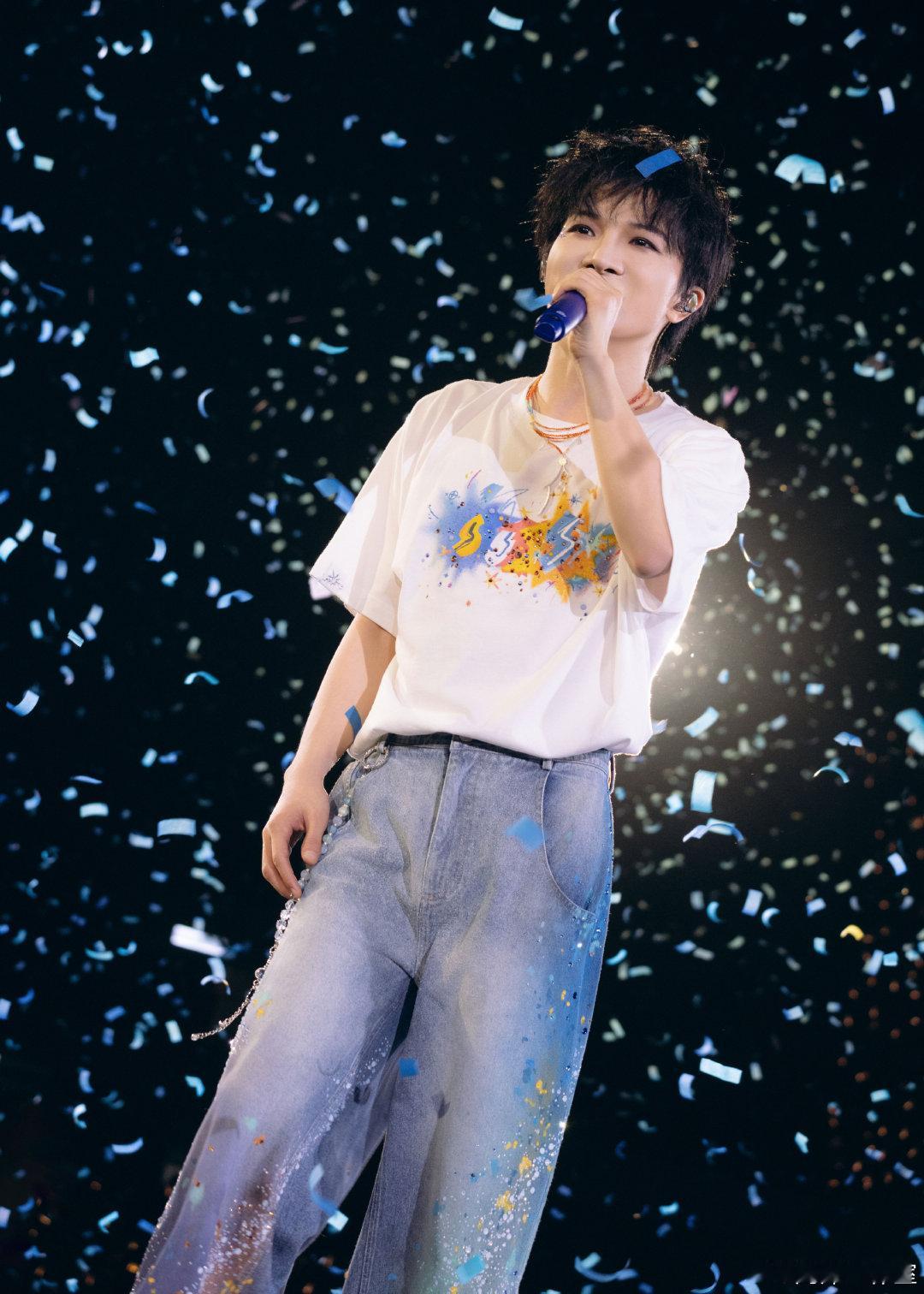 #周深[超话]# ☀#周深2026深深的巡回演唱会# 
#周深深深的舞台日记#
一曲唱尽《万里》山河，
旋律久久萦绕在心间。
和周深在#周深台州演唱会# 留下余韵！ ​