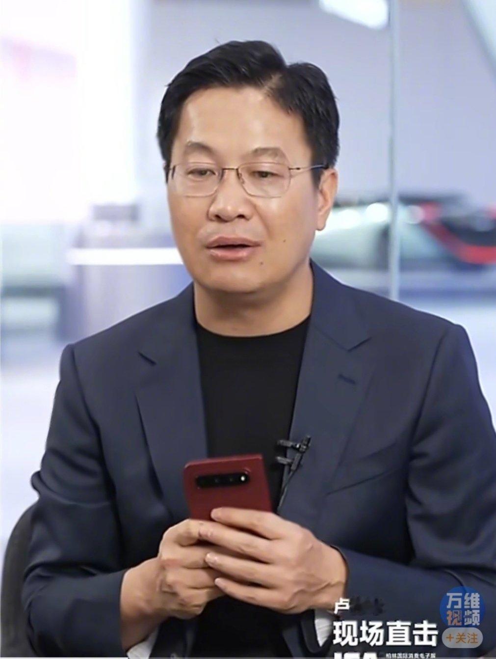 #卢伟冰回应小米18Fold起售价过万#

内存的成本是一个疯狂的上涨，并且旗舰处理器整体也在猛涨。旗舰手机将来都会超过万元。 
​
​我感觉这意思是旗舰手机将来还会涨价，持续的上涨！ ​