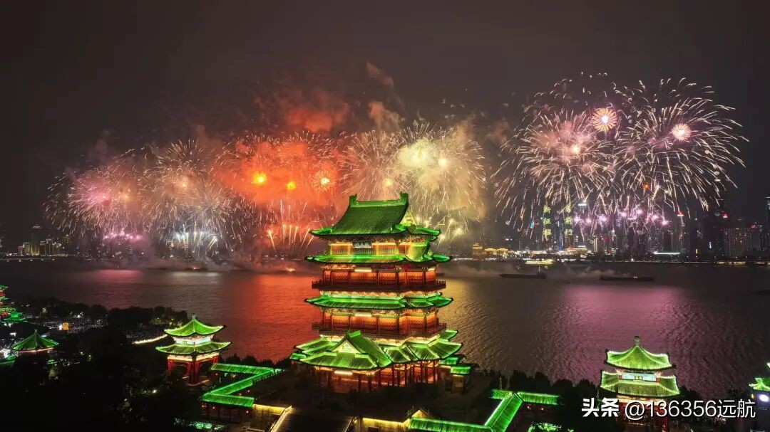 万簇烟花迎国庆，千架无人机笑洪城

八点，姹紫嫣红的烟花，在赣江两岸湛蓝的天空一