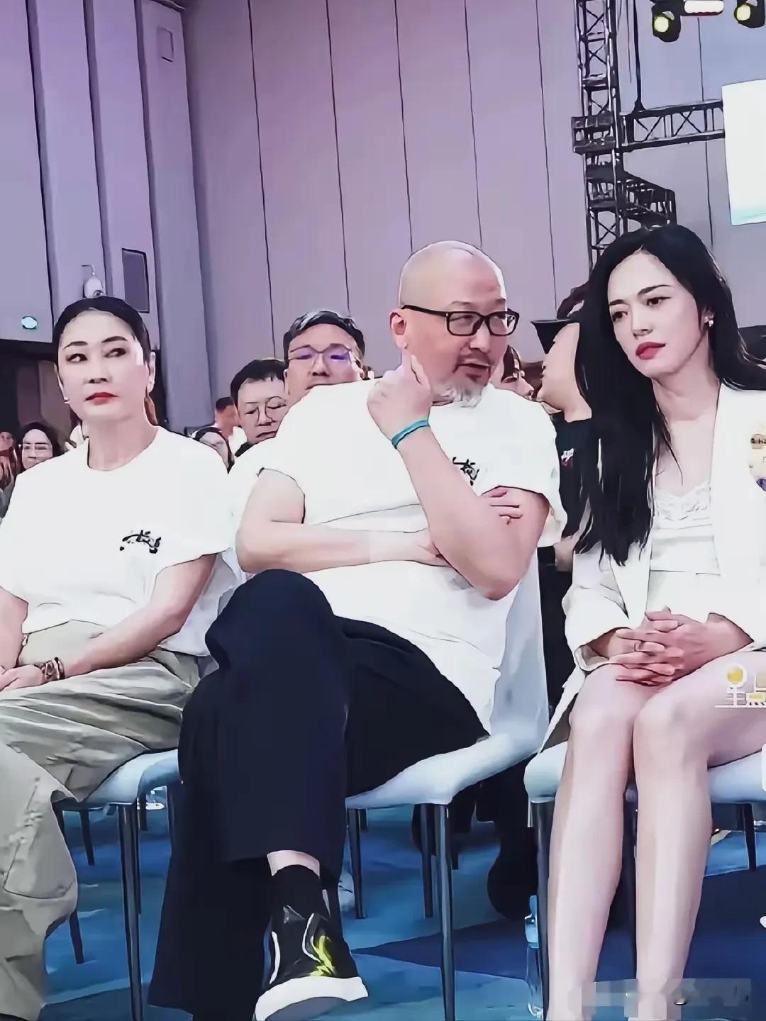 看到梁静的眼神
就知道她非常爱老公
导演管虎与妻子梁静一起出席活动，管虎把眼睛一直放在姚晨的身上！

现在的梁静脸颊圆润，身材发福。真的感觉像个发福的大妈，和姚晨一比就很明显了！

不能怪管虎，主要姚晨也太有气质的，老公与身边姚晨热聊！快把梁静气的脸就快要歪了，虽然在这样的场合，她也没有做好表情管理