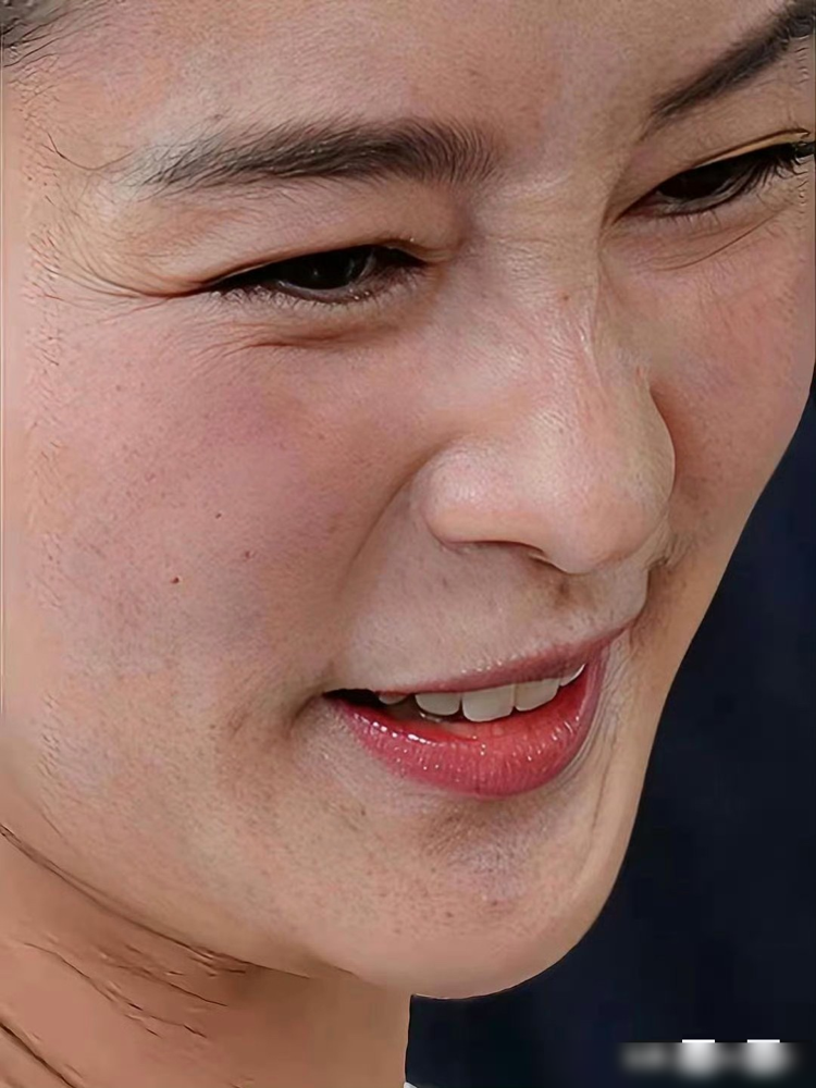 说李沁生图显老的人，可能没刷过她的路人镜头。
一篇盯着超高清画面挑细纹的文章，硬扣了顶大妈感的帽子，结果评论区直接翻车。
网友甩出的活动生图里，皮肤状态在线，身材管理也没掉线，骨相扛得住，法令纹都不明显，有人直接说看着像18岁。
更扎心的是对比：30岁以后的她面相反而丰润了，松弛自然，不是那种
