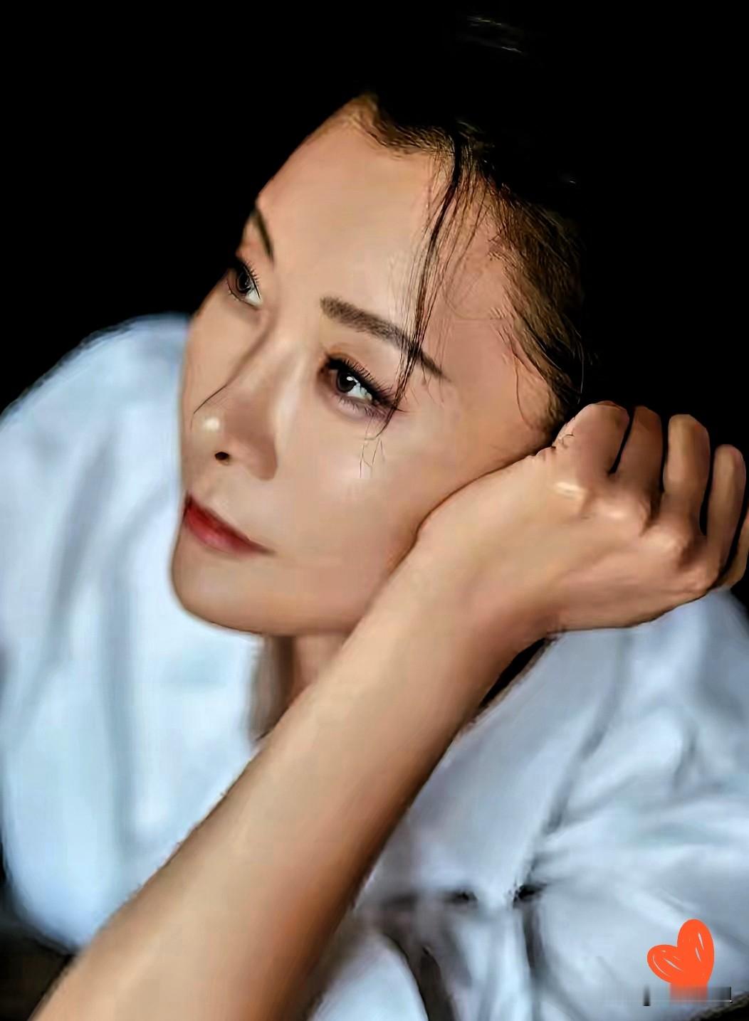 别再焦虑孩子长得不像自己了！柯蓝自曝“想换脸”：愿付出巨大代价，却输给了奶奶的基因？

你绝对想不到，那个在荧幕上气场全开的柯蓝，小时候竟然因为“长得丑”而极度自卑。

她曾亲口坦言，年少时看着母亲，心里满是羡慕甚至嫉妒。母亲是舞蹈演员，走在街上都有星探追着递名片，美得不可方物。小柯蓝曾暗暗发誓：如