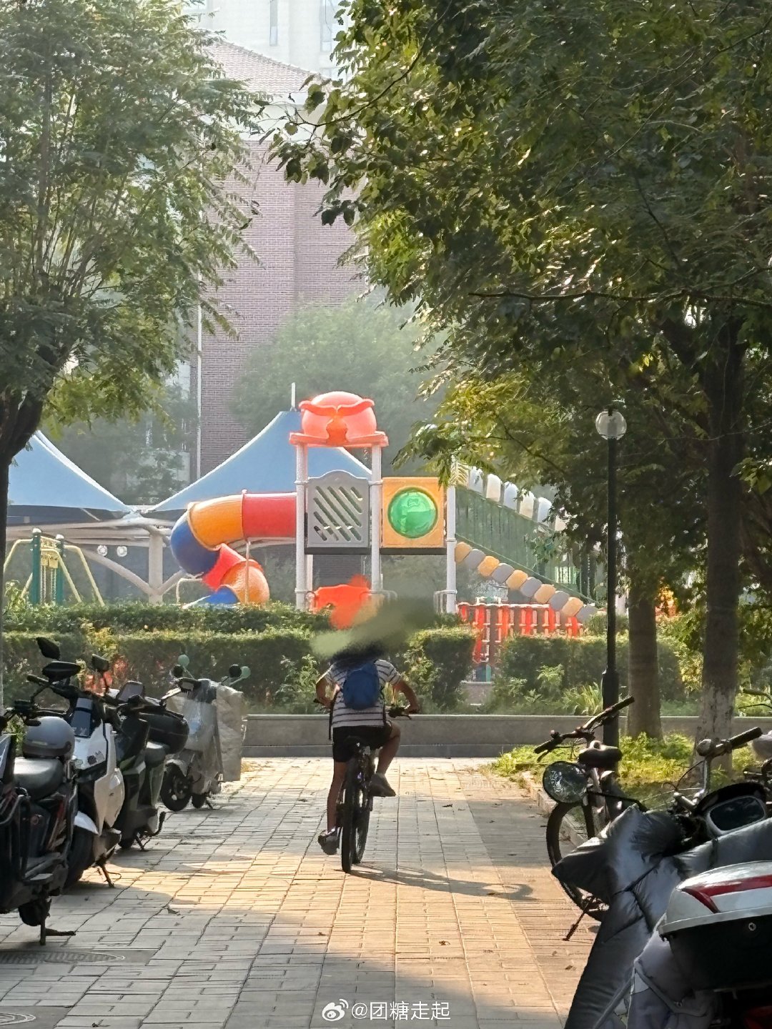 当学生真好  放假了写完作业就约着朋友出去玩  噢我还有个小孩姐人脉 经常约她小闺蜜去吃好吃的  太羡慕了[老师爱你][老师爱你] ​