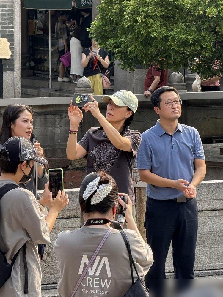 开唱前，那英自己溜达去了祖庙。
没带保镖，没清场，素颜戴个口罩就混在人群里看舞狮。看完还跑去街边店，点了一碗双皮奶，坐那儿慢慢吃。
旁边大爷大妈愣是没认出来。直到有人拍视频发上网，评论区炸了：这真是那个“最烦装的人”的那英？
要知道，她这轮巡演票价最高1380，全开麦真唱，佛山站汪苏泷还来帮唱