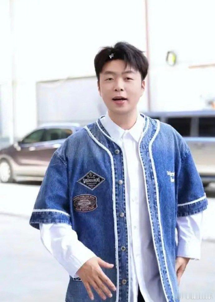 #杜海涛李晨广场舞battle# 被杜海涛李晨的广场舞battle笑到，完全丢掉偶像包袱，沉浸式投入跳舞。作为综艺老熟人，浑身都是搞笑细胞，魔性舞姿接地气，热闹欢乐的氛围感染力很强，看完烦恼都消散不少。 ​