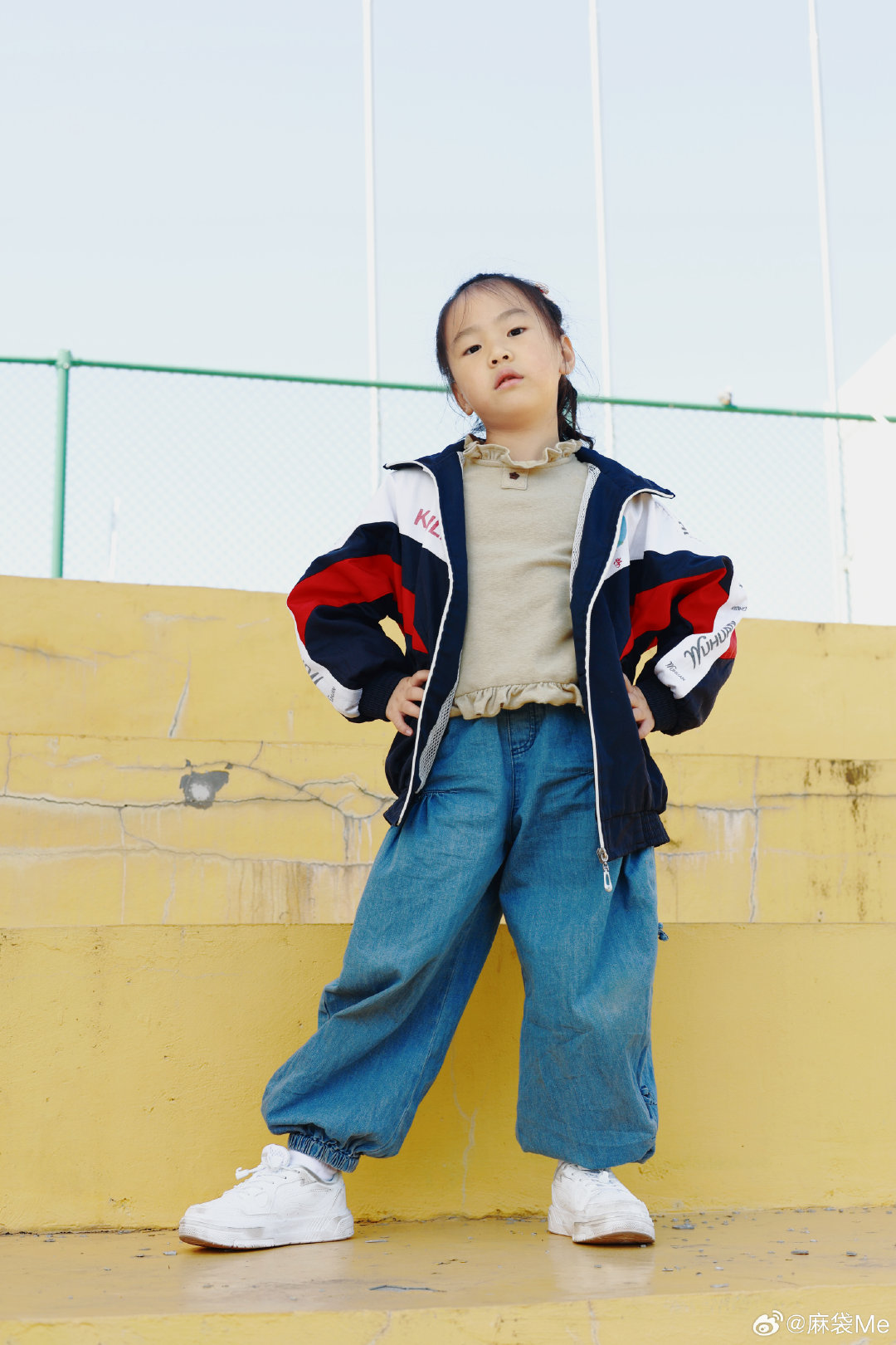 蓝色的天空
黄色的体育场露台
哥哥的校服
再配上小孩姐的各种pose
拍到了一组喜欢的照片。 ​