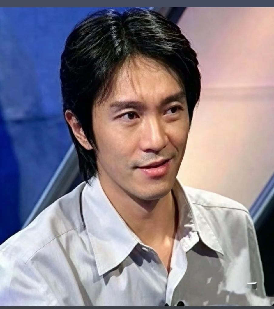 周星驰的颜值要说第二，没人敢说第一，连梁朝伟也只能说第三，不信你看看星爷巅峰期颜值。