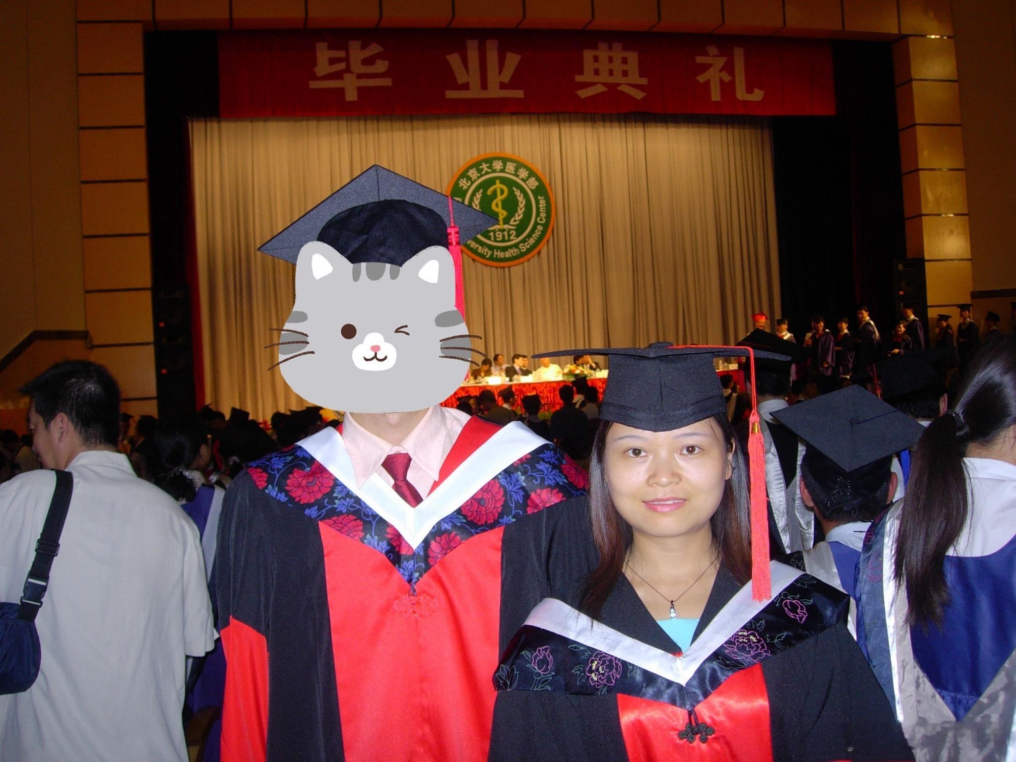 坠亡医学生事发前还和同学打游戏豆妈读博的时候，也产生过n次从西直门楼上跳下去的想法，但一想起含辛茹苦的父母，又心如刀割，自己苦也不能让父母苦。读博士那几年可以说是人生最难熬的日子，导师只给了课题大框框，具体的设计和细节都要靠自己，遇到了难题也只能自己解决且无处商量，没有副导师，而亲导师是院士，每天日理万机，见上一面要预约1-3个月，经常好不容易见到了，话还没说清楚，又草草结束，课题的难度和方向依然在那里。豆妈的硕士研究是在国家重点实验室完成的，有全流程的技术员老师辅助和带教，习惯了实验室设备健全和技术上的依赖，而博士研究却在医院的中心实验室，只能共享实验室设备而且很多设备都没有，只能东奔西走地去借，没有任何老师帮忙，连试管都是自己亲自刷，牛仔裤被硫酸烧了一个又一个破洞，从硕士阶段习惯了张口伸手到自己博士阶段自己刷试管，从可以伸手找人要质粒DNA要PCR给果到亲自没日没夜地提蛋白鉴定蛋白，心里的落差不是一般大。那段时间豆妈把铺盖带到实验室，1米宽的实验台成了临时休息地，经常凌晨两三点...
