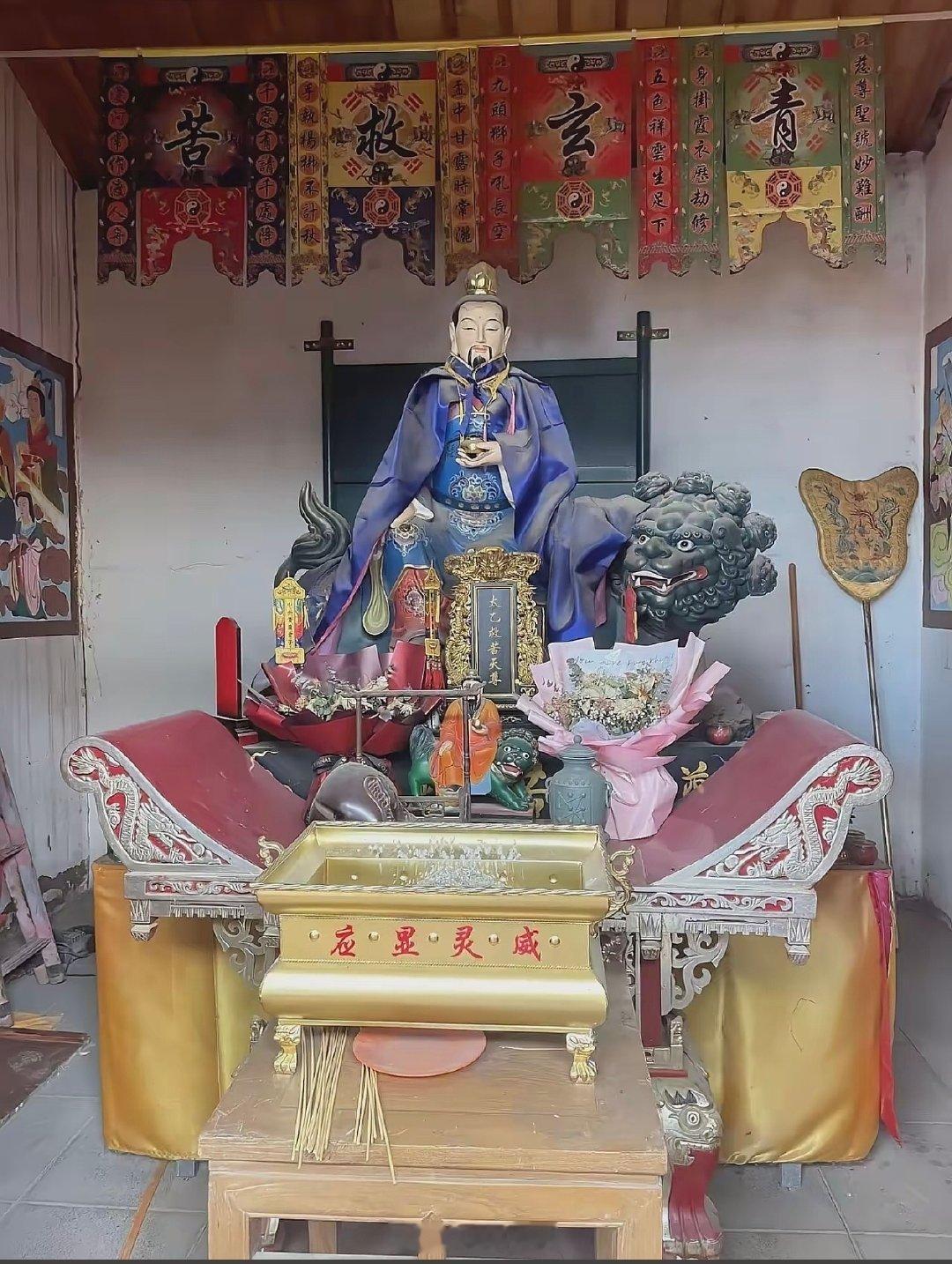 礼赞太乙救苦天尊，祈愿天尊九头狮子，吼破地狱铁围，令亡魂乘莲而出，化解前世恩怨，令今生无债一身轻，修行无碍。 ​