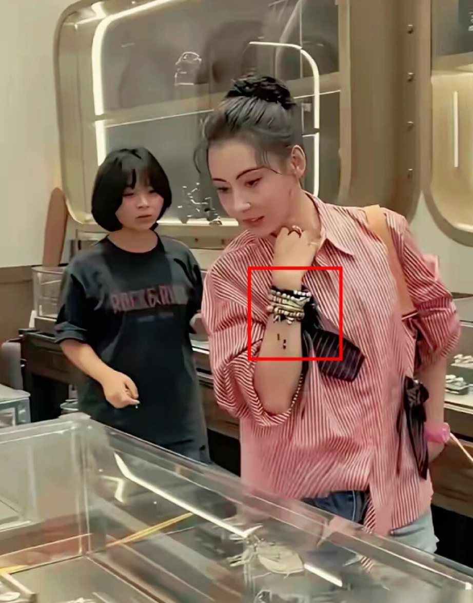 张柏芝现身三亚，穿搭时尚又减龄，太亮眼了。
