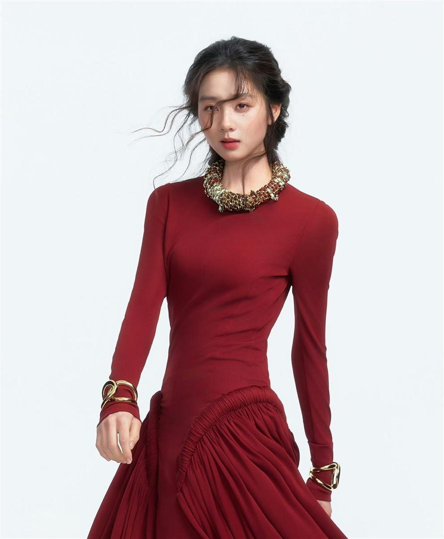 黄磊女儿正式宣布进入娱乐圈？黄多多VOGUE首次亮相，初次踏上红毯便身着香奈儿 ​