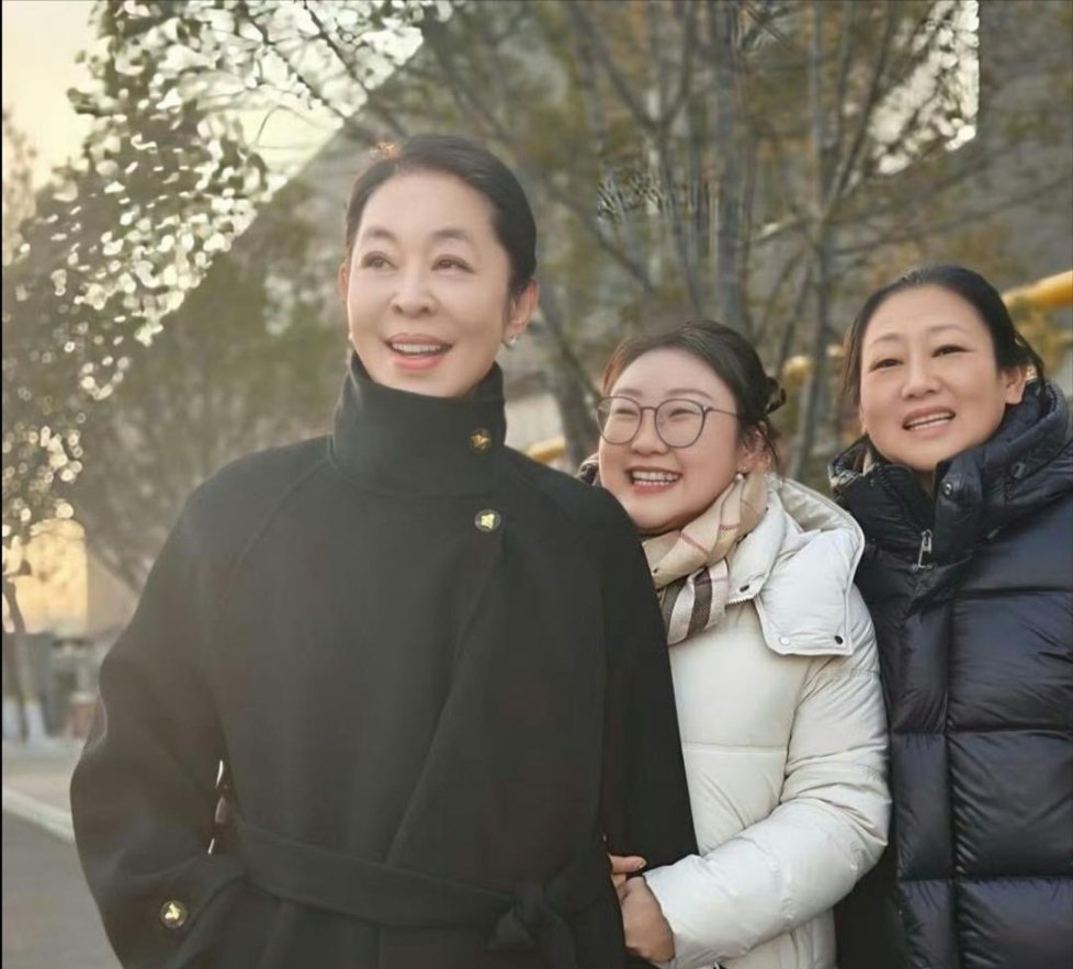 66岁的倪萍在北京街头被偶遇，整个人看着状态很好，气血充盈 ​