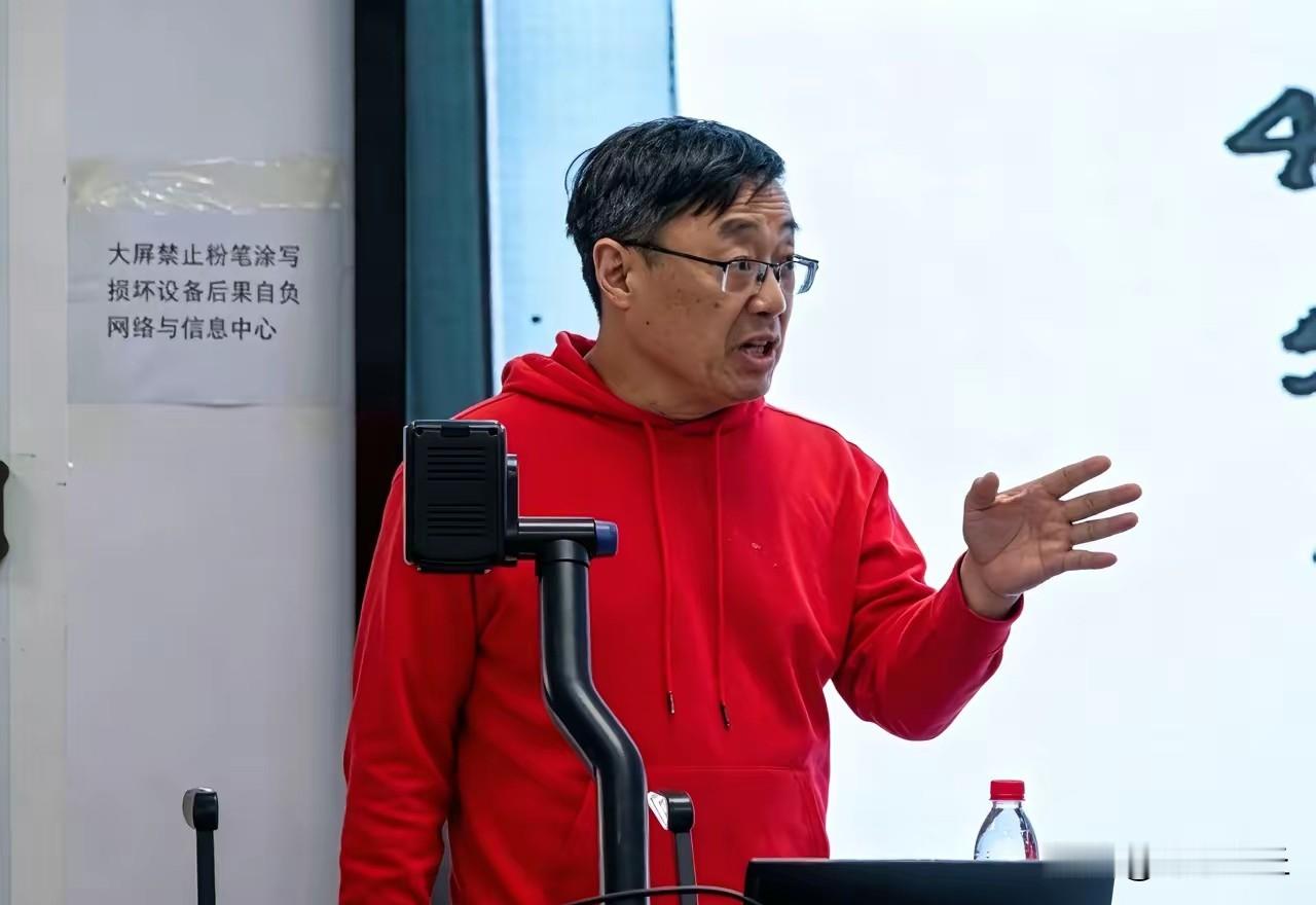 全网骂错了！汤家凤根本不是反对学英语，真相太敢说
 
最近汤家凤的英语教育言论刷屏全网，却被大批人狂批极端、制造对立、大放厥词。
 
但我看完他完整发言，只想说：全网都被营销号断章取义带节奏了！
 
很多账号只扒出一句“中国人崇洋媚外的历史该结束了”，就给汤家凤贴满负面标签。
可没人愿意看完完整版：