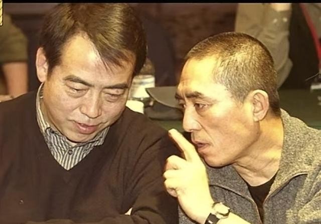 陈凯歌和张艺谋这俩“老炮儿”还在卷，真要论谁更权威，其实很好分。陈凯歌属于“出道即巅峰”，一部《霸王别姬》封神，但后来总透着一股“爹味”，拍片容易翻车，还被儿子的“阿瑟文学”抢风头，给人的感觉就是端着，有点脱离群众。反观张艺谋，那是妥妥的“陕西劳模”，主打一个听劝和耐造，不管拍啥都能稳住票房，像《满
