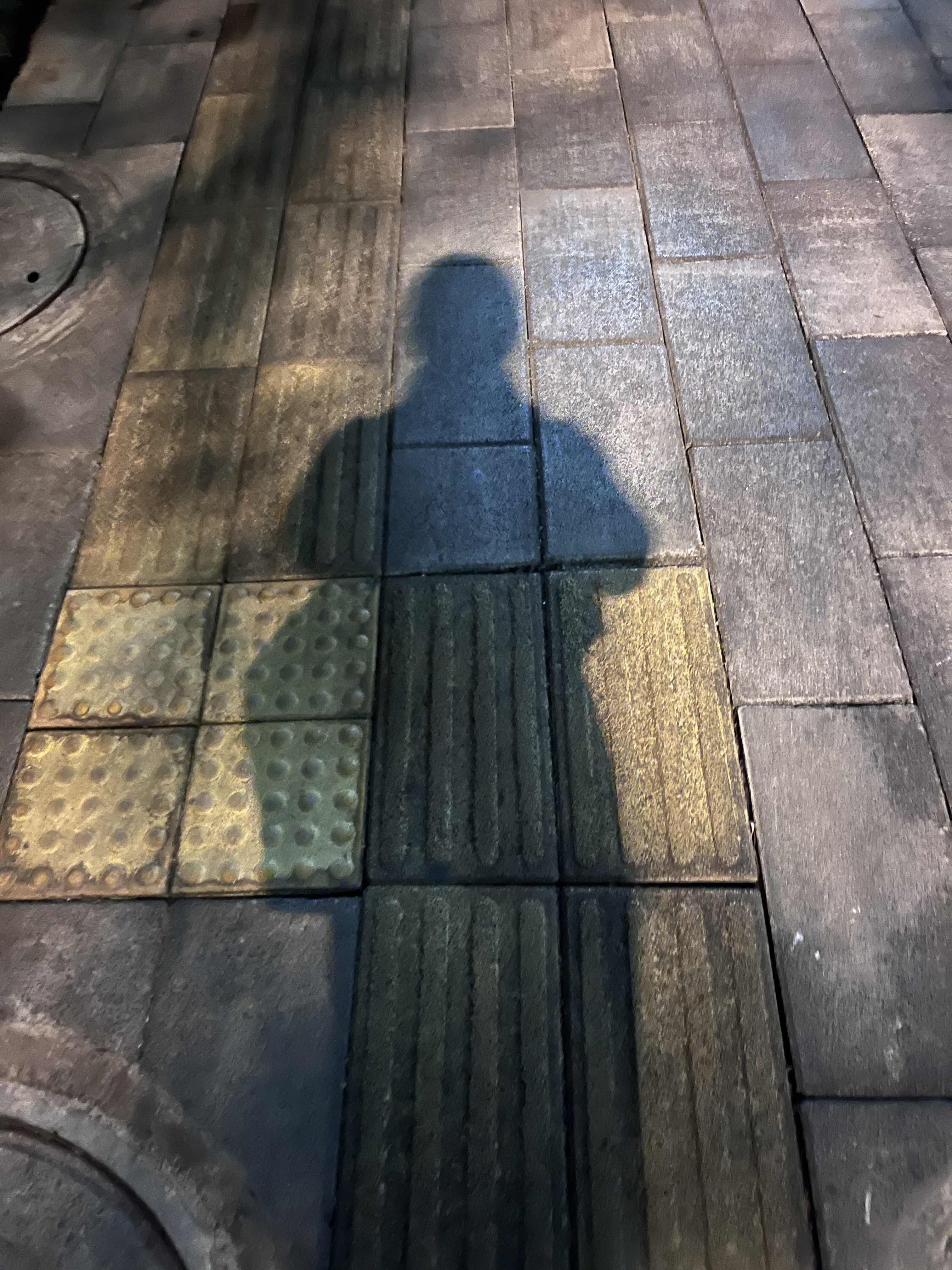 又过了一天，刷到黄子弘凡那首现场版的歌，歌词里裹着点小心翼翼的拉扯感，数着日子算和对方的距离，连默念名字里的字眼都要反复琢磨，怕周旋又更怕分开，把那种揣着期待又怕落空的情绪揉得软乎乎的。
转头看自己这一天，凌晨四点四十从连环梦里挣出来，梦里丢手机、被追债、还撞见出棺，一整夜脚不沾地比上白班还累。五点