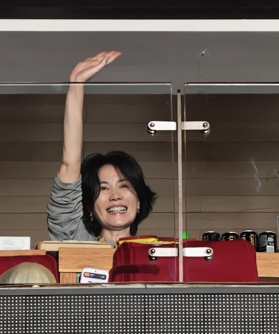 谢霆锋估计现在心里五味杂陈，
他怎么也想不到，
女朋友王菲在那英的演唱会上，比在自己的演唱会开朗大方多了。

最近那英北京演唱会刷屏全网，惊喜现身的王菲直接成为全场最大亮点。已经半退圈的她，很少公开露面参加活动，每次现身都自带焦点。

熟悉两人相处状态的网友都发现一个很有意思的细节，王菲出现在谢霆锋