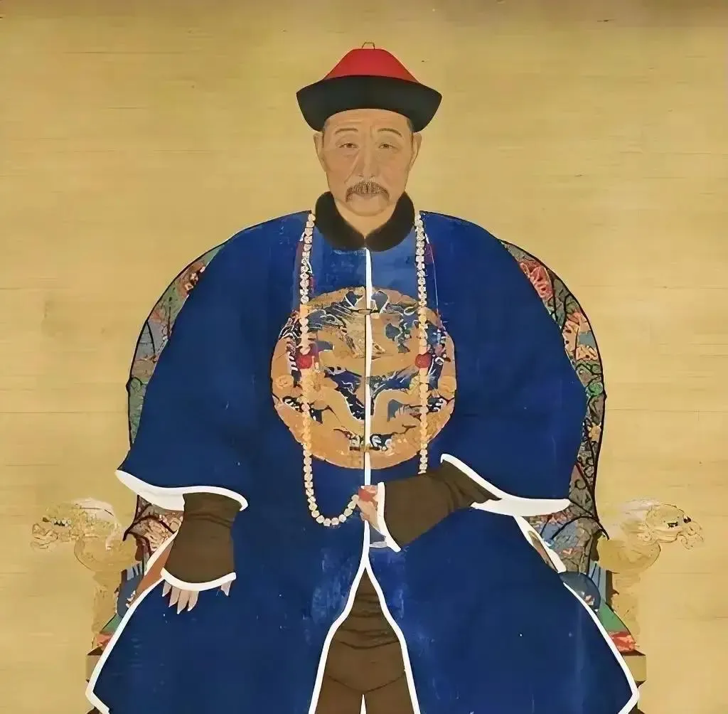 1702年，四王爷胤禛因烦闷独自一人喝酒，身旁服侍的13岁小侍女耿氏走上前，对他说：“贝勒爷，奴婢陪您喝两杯吧。” 胤禛抬眼看她，灯下那张脸还带着孩子气，手却稳，给自己倒满，又给他续上。
 
很多人看清宫剧，总觉得后宫得宠，靠容貌、靠心机、靠家世。
但真实历史里，耿氏能笑到最后，靠的是旁人学不来的通