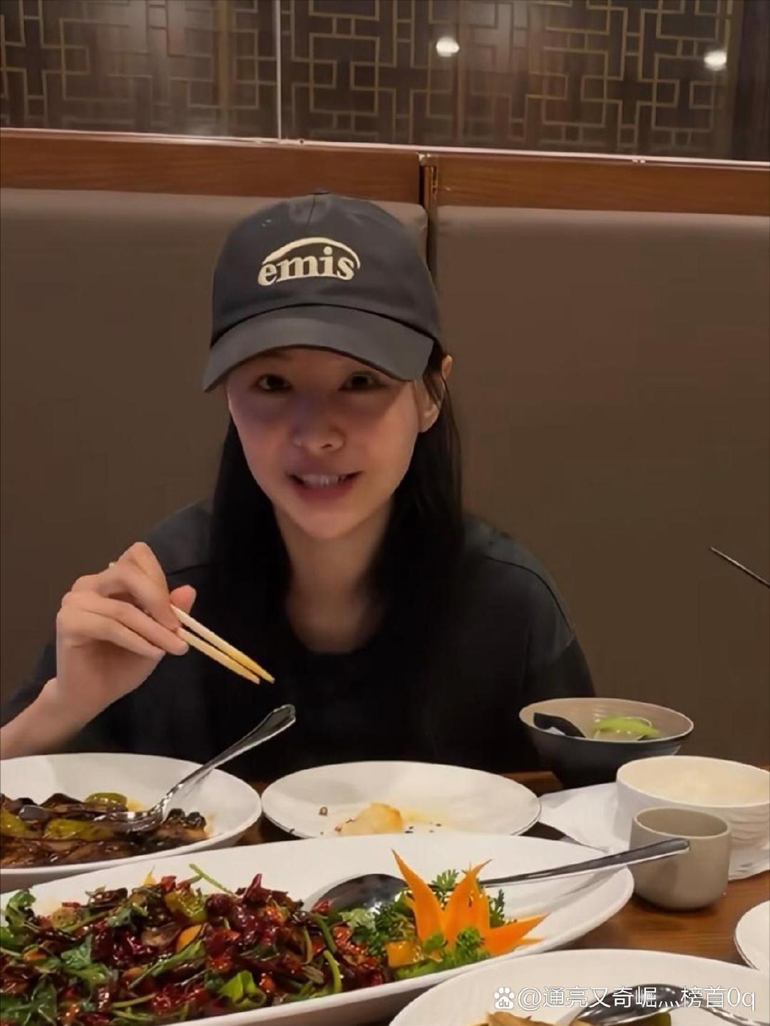 35岁郑爽和家人在美国一间中餐馆吃饭，她的穿衣打扮低调朴素，脸上没有化妆，状态看起来很一般，颜值下滑严重。她的桌前摆了满满一大桌大菜，看起来她的经济状况似乎还不错！ ​