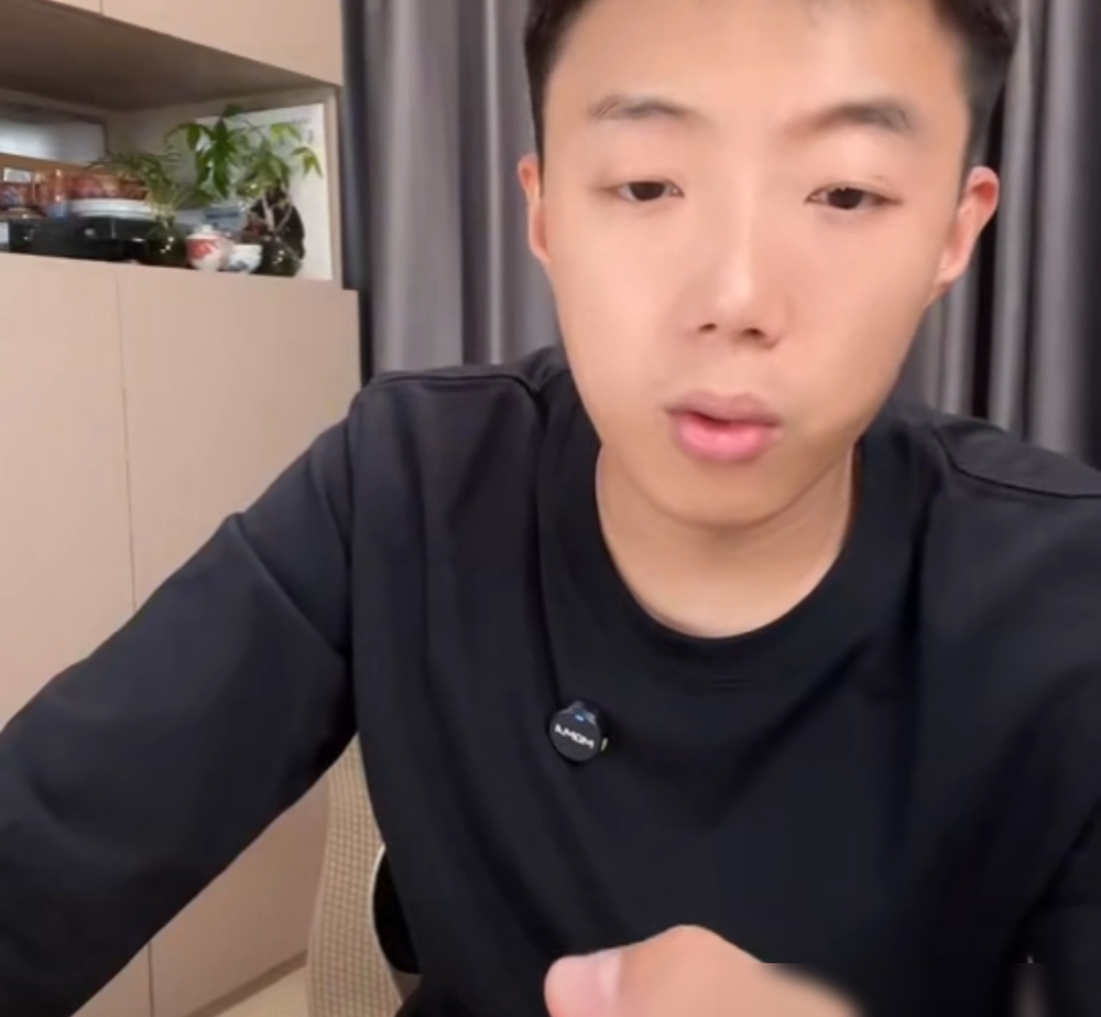 樊振东打不打洛杉矶，前国手尹航直播间直接甩出一句知识盲区。
明摆着聊这话题热度能涨，他偏不干，说不想靠这个抛头露面。白捡的流量，直接推开。
王皓早放过话，樊振东27岁正值巅峰，希望他打到2028。樊振东自己在央视却说，身心疲惫，完全没规划，让时间给答案。
队内还盼着他当核心。一个想留，一个想歇
