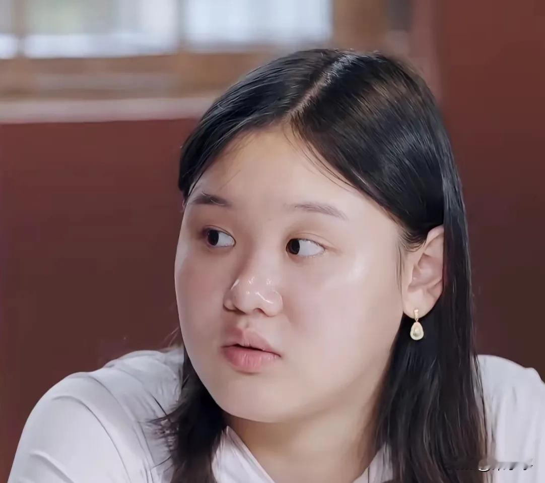 主持人问张家齐:“你父母培养你，是不是挺累的？”张家齐说:“我父母还挺轻松的，从小就没怎么操心过我。

因为我都是住在校里面的，基本上所有的事情都是队里来安排的。”

主持人问:“那会不会跟父母的关系比较远？”

张家齐说:“会，因为我跟我爸妈没有很亲，跟家里人也不熟。

一是回家的时间太少了，跟他
