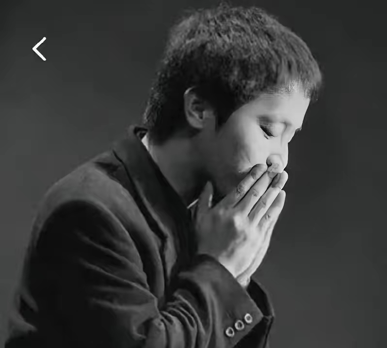 窦唯，引发热议！
​王菲的前夫窦唯，谁能想到，向来远离娱乐圈是非的他，这次居然悄无声息的上线了一首纯音乐新作《从前 送何勇》。

消息传开，很多人第一反应是恍惚了一下。9月1日何勇离世，一周沉默过后，窦唯用一把吉他、4分28秒的纯器乐，把没说出口的话全搁进了旋律里。这就是窦唯，不写悼文，不搞仪式，甚