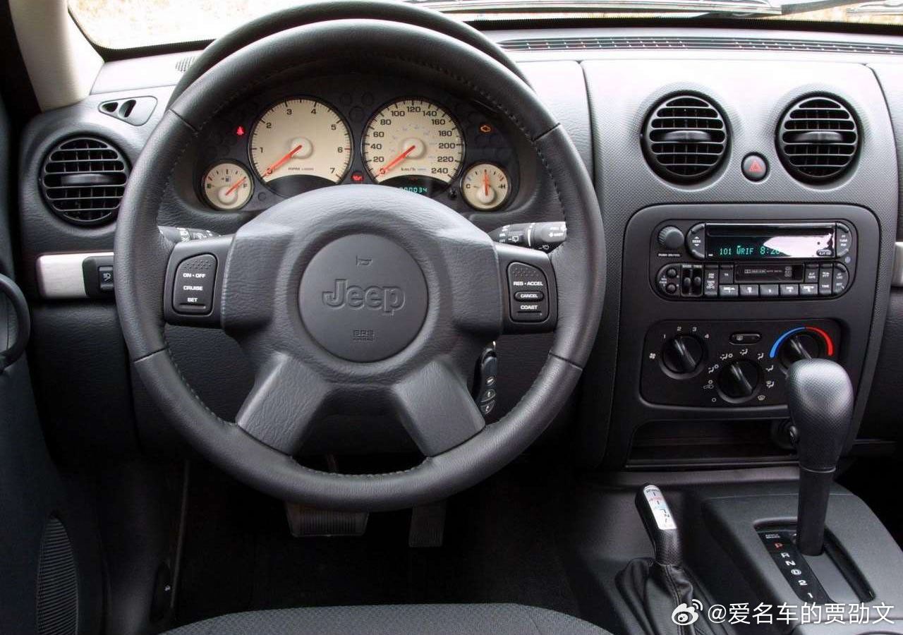《经典名车 展示》赏析：2003年款 吉普Jeep Cherokee Renegade 越野车！该车属于KJ第二代切诺基车型，区别于老XJ车型；Renegade为欧洲市场专属运动特别版打造，外观增加越野风格套件设计，侧防护踏板、专属标识、车身装饰件，踏板可越野场景快速拆卸。在车辆的性能设计 外观内饰方面：欧 ​
