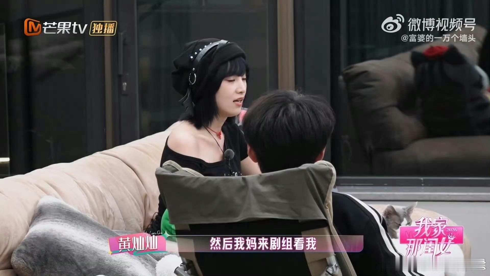 #剧组副导演吼黄灿灿妈妈#这件事的核心不在于“能不能拍照”，而在于“如何对待人”。黄灿灿在综艺里回忆的这段往事，之所以让这么多人心里发酸，是因为它赤裸裸地揭开了娱乐圈乃至很多行业里“看人下菜碟”的潜规则：当你没有足够的话语权时，连家人的尊严都似乎变得廉价。  
 
沟通方式比规则本身更 ​