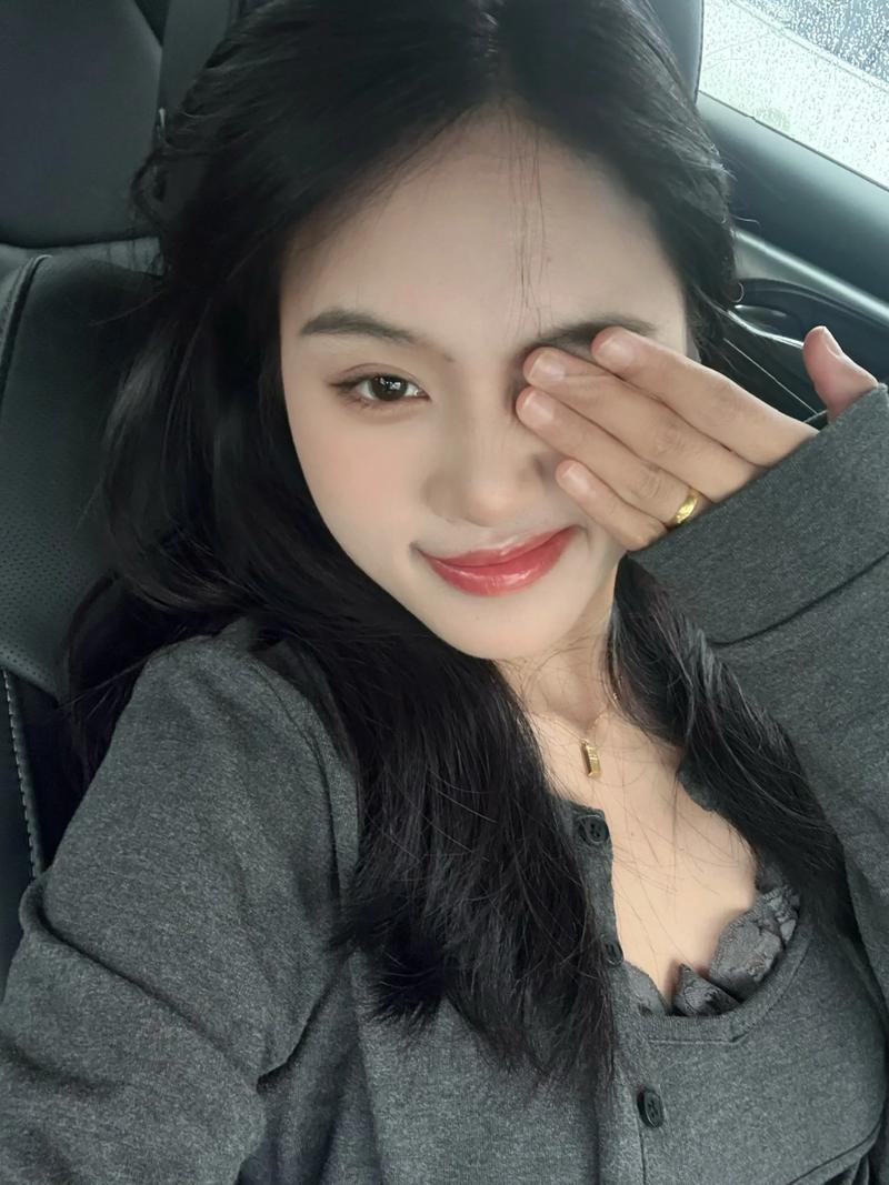 刚办完婚礼，婆婆就扔给我一件沾满油污的旧棉袄，让我以后穿着它干活。我看...