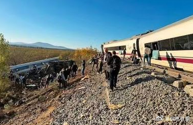 【西班牙列车相撞已致64人死亡，初步调查指向调度失误】
（10月28日 央视新闻）西班牙卡斯蒂利亚-拉曼查自治区政府28日说，当天上午在其首府托莱多发生的高速铁路列车相撞事故死亡人数上升至64人。初步调查显示，事故系人为调度失误所致。
      由于救援人员在推进至受损车厢内部及坍塌残骸深处时发现 ​