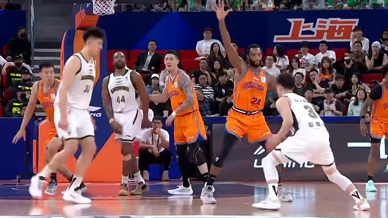 辽宁34分惨败上海男篮！  赛后赵继伟发文，仅两个字意味深长！  主教...