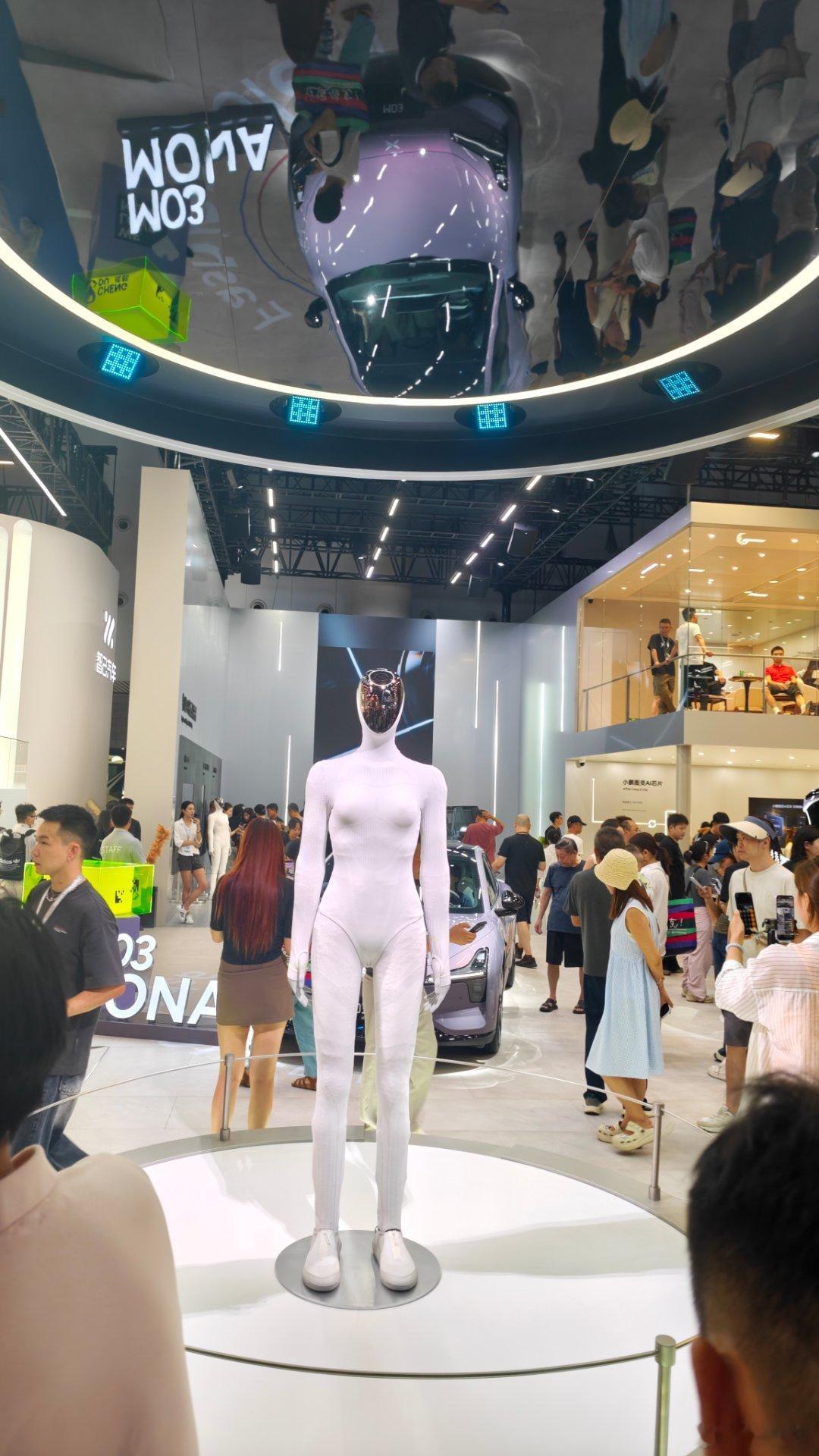 #IRON机器人闪现小鹏汽车成都车展# ​