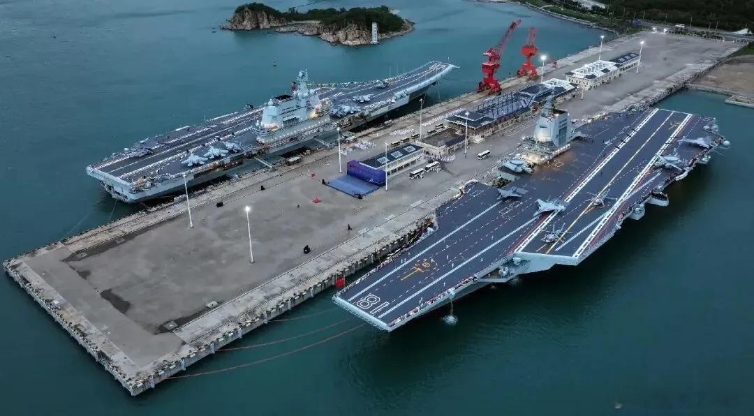 #热点解读##中美关系# 最近几天，戎评看国际新闻，有一个感觉，老美真就是一天不如一天。就在前几天，美军宣布，原本驻扎横须贺的“华盛顿”号航母，已经通过了马六甲海峡，进入了印度洋，作为美军唯一在西太平洋活动的航母，撤了，整个西太没有一艘美军航母。类似情形以前也曾有过，只不过这次的情况 ​