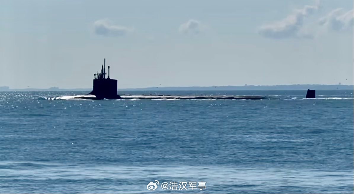 #烽火问鼎计划##全球武器装备盘点##每天认识一件兵器# 2026年8月19日，美国海军“新泽西”号（SSN 796）弗吉尼亚级IV型攻击型潜艇从弗吉尼亚州诺福克启航。 ​