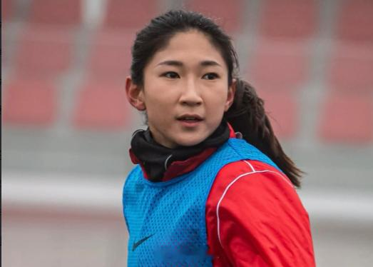 王妍雯狮子摆头，中国女足1-0领先菲律宾
北京时间9月21日，亚运会女足小组赛，中国队与菲律宾的比赛来到上半场第20分钟，王妍雯经典的狮子摆头帮助中国女足1-0领先菲律宾女足。
球队获得解球被对手解围的二次进攻，队友45度炸将球传向禁区，王妍雯在背朝球门情况下，一个经典的狮子摆头，将球砸进网窝，帮助