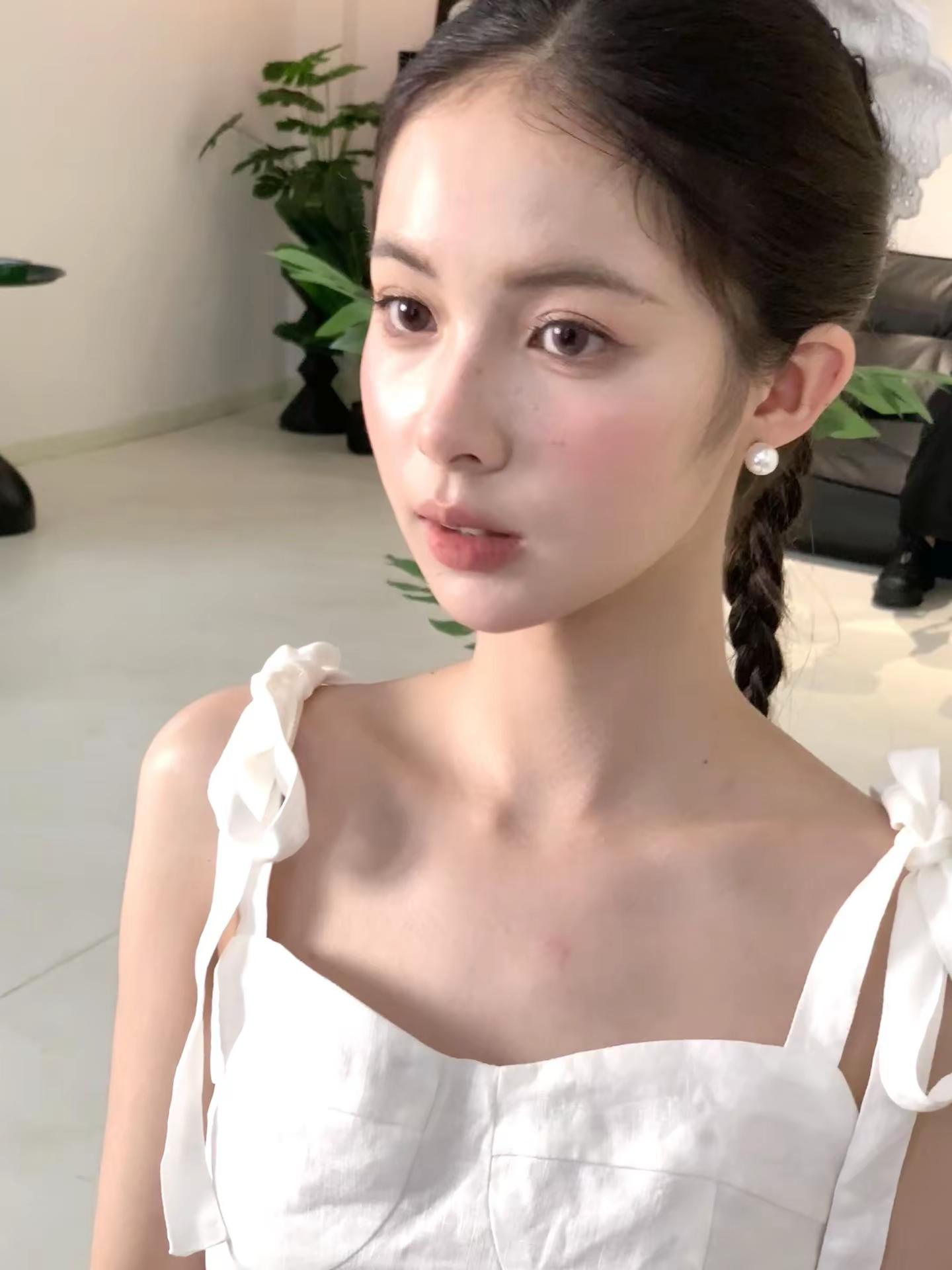 清冷感美女子。