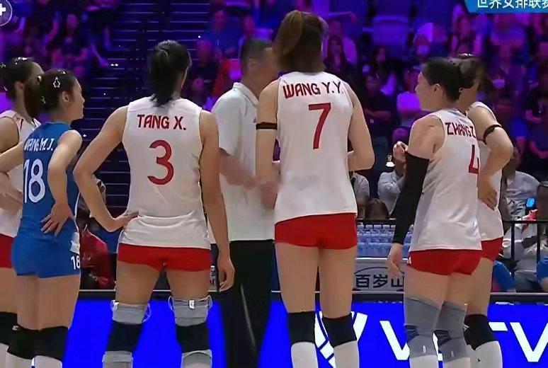 随着日本女排3-0中华台北，泰国3-0韩国，亚锦赛冠军走势大概如下！

25-14
25-21
25-13
8强
1，泰国3-0韩国
2，日本3-0中华台北
3，伊朗3-1印度尼西亚
4，中国女排3-0越南

半决

1，泰国1-3日本
2，中国女排3-0伊朗

决赛
中国女排3-1日本

从日本对阵中华台北来看，她们的4号最为突出，3号，1号攻防 ​