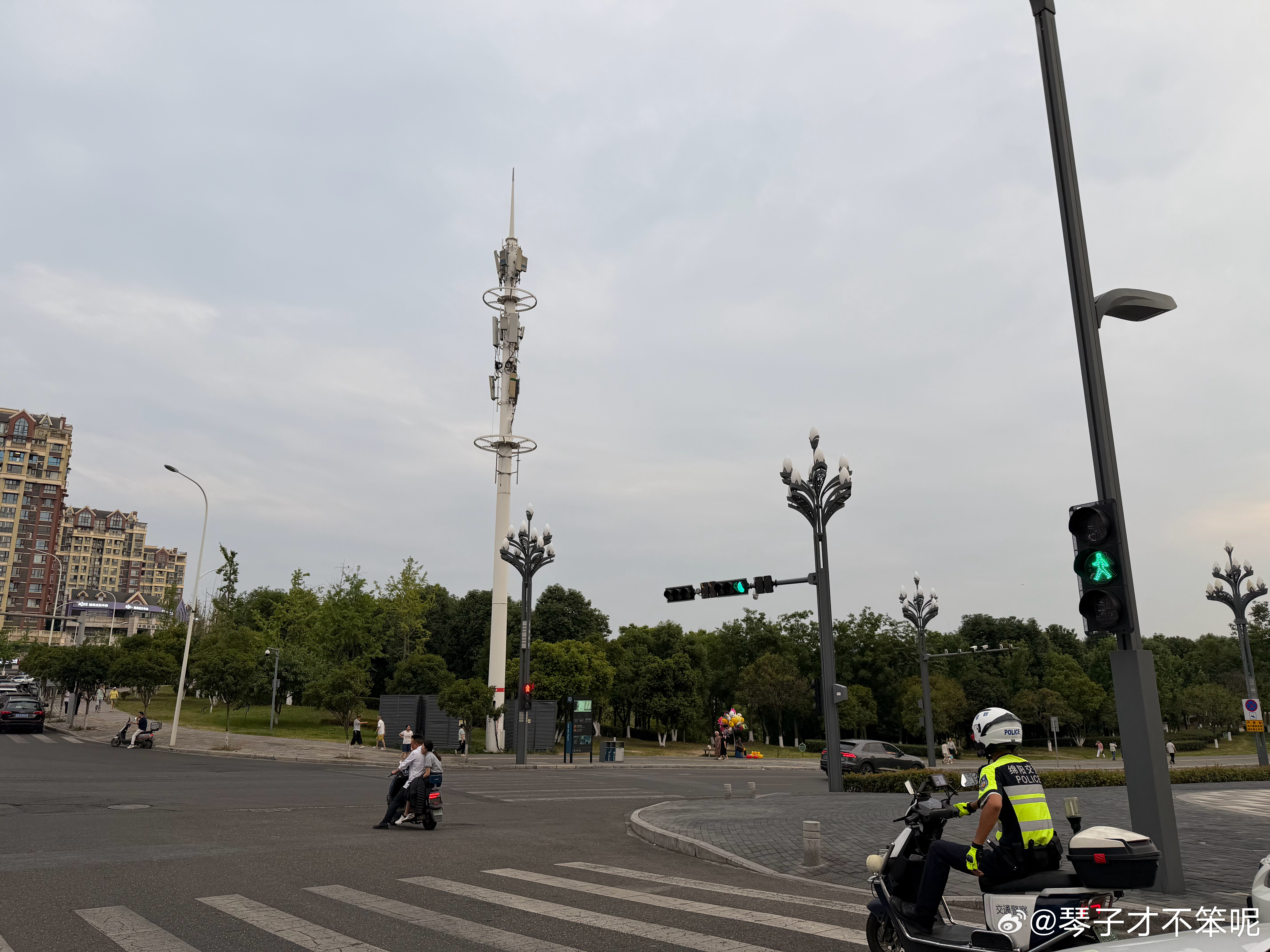 城市渐入暮色，我走在回家的路上。 ​​​