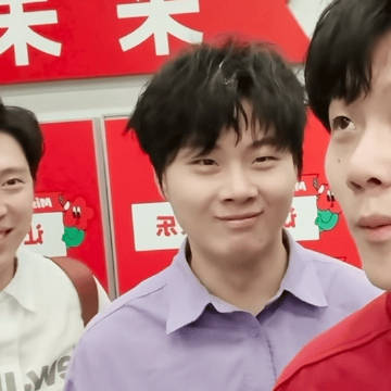 太搞笑了透过镜头看到小蒸在耍宝就这样一步三回头的熊。