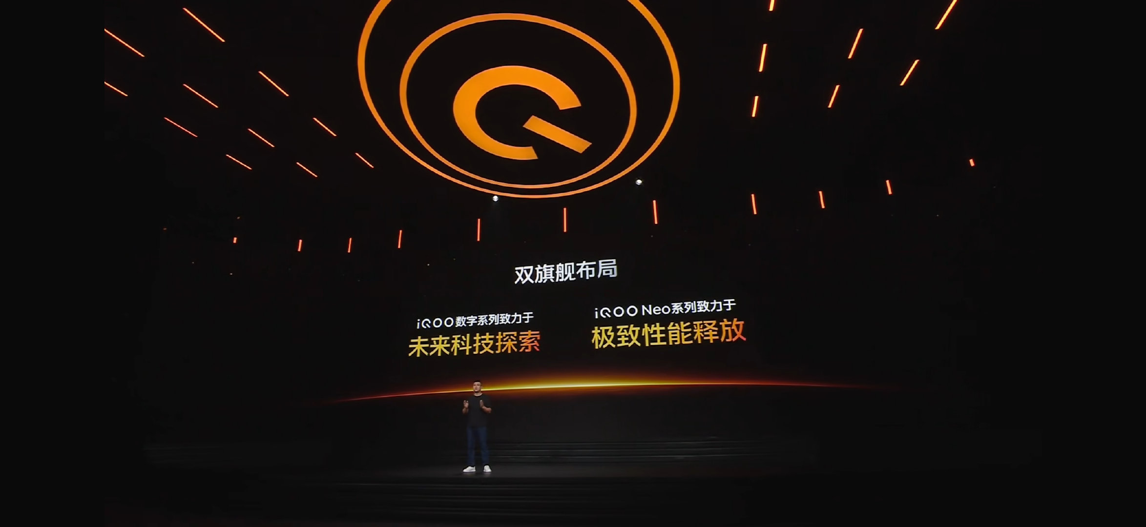 以后iQOO数字系列冲高，Neo系列走性价比，#iQOO Neo12# 这次与中国美术学院联合设计全新配色争锋确实好看，还有疾影黑和霜刃蓝配色。整体上非常有辨识度，全新Deco设计，横屏游戏握持更加舒适；全新大R角设计，长时间横握不硌手。磨砂后盖在使用时不易粘指纹（不过大家肯定会戴壳[不愧是你]） ​