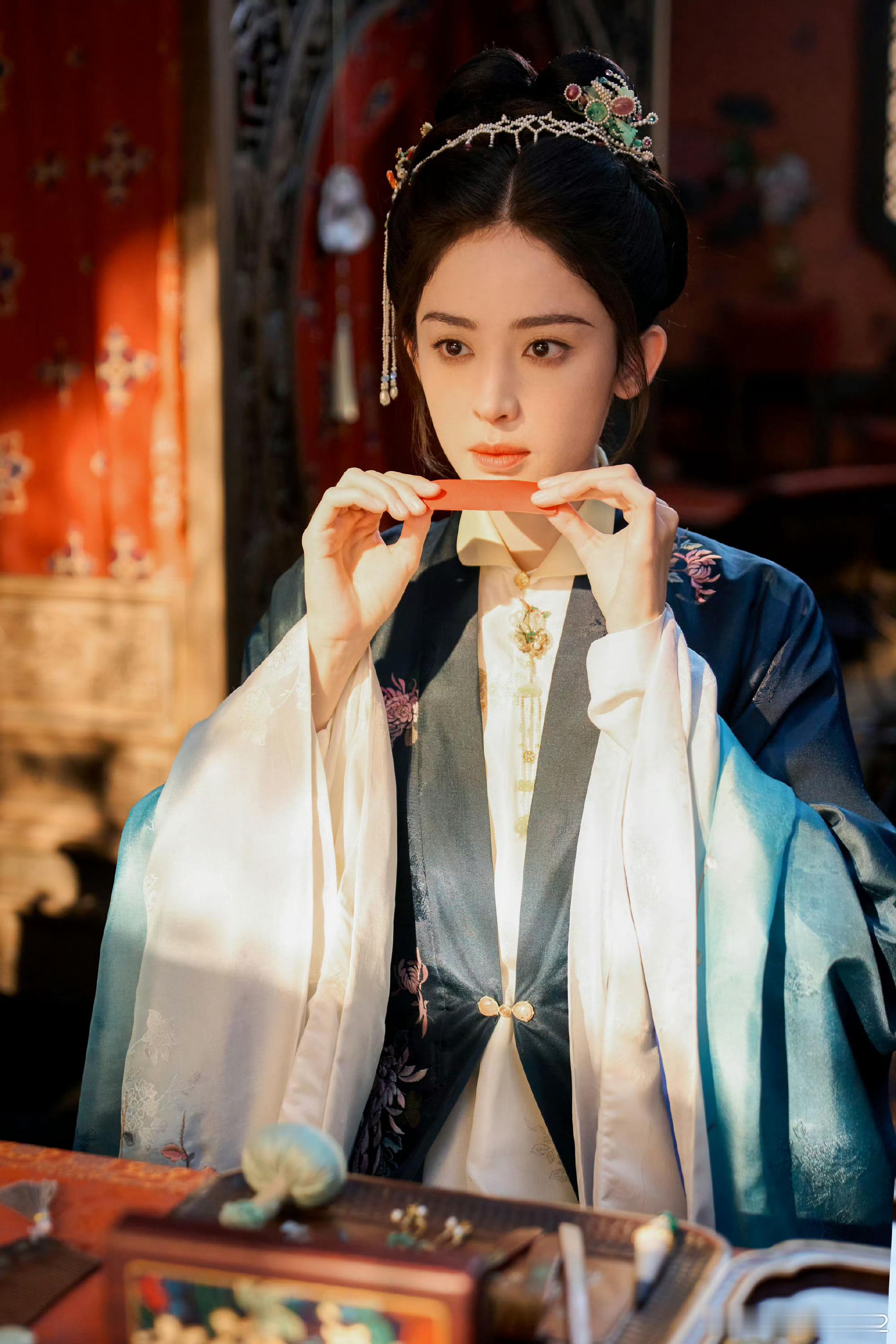 #娜扎[超话]#  你是我第一个追的中国明星，玉茗茶谷是我的入坑剧，娜扎实在太美啦，本是路人的我，看的挪不开眼，仙女站在娜扎旁边也会失色啊！我从线上关注到线下去追，那份美好真的很开心！也许我不能次次去线下追，但我是不会忘了姐，更不会忘了那份美好！[么么哒][么么哒][么么哒][抱抱][抱抱] ​