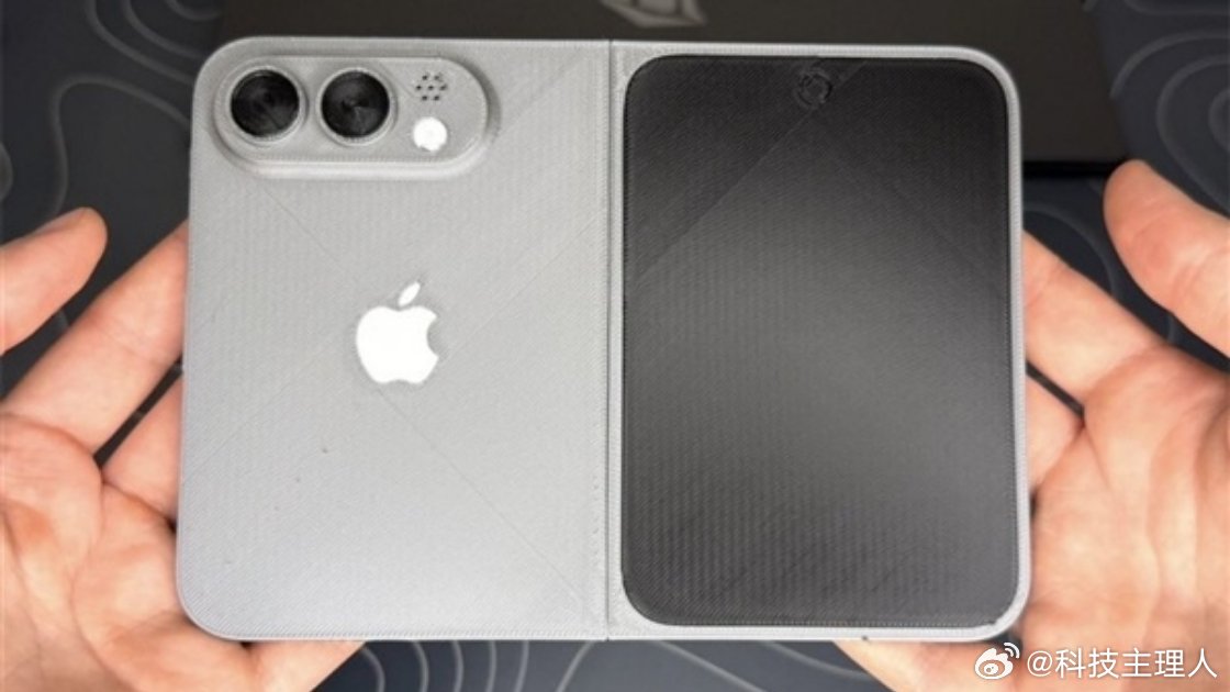 #曝iPhone18Pro涨幅堪称温和##苹果或自行承担部分新增成本#
9月苹果秋季发布会临近，受存储芯片成本暴涨影响，iPhone涨价已成定局。此前Mac、iPad平均涨幅达23%，爆料人古尔曼称iPhone 18 Pro预计涨价100美元至1199美元，涨幅约9%，对比硬件压力涨幅堪称温和，苹果或将自行消化部分新增成本。
 
首款折 ​