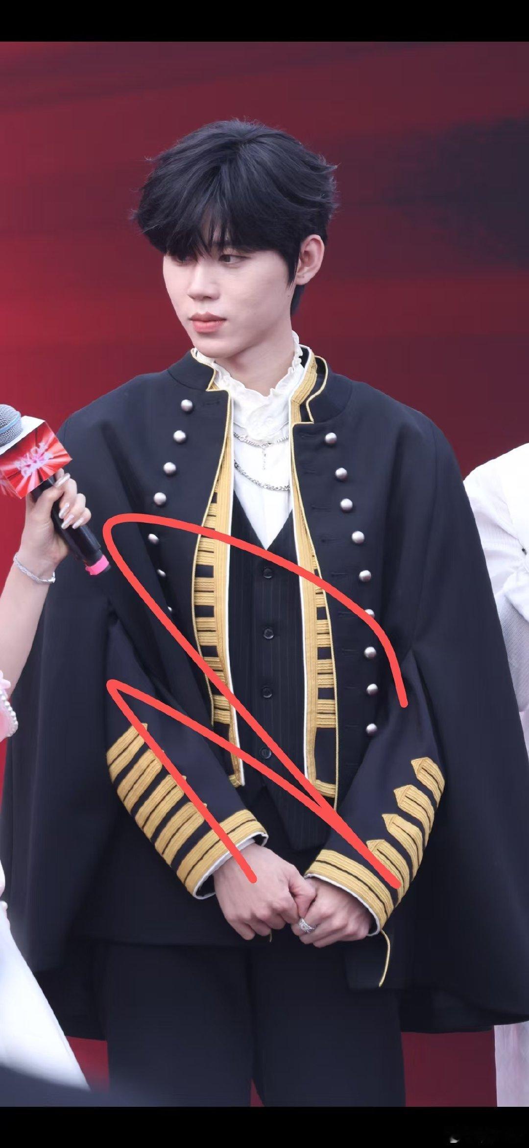 #安平喜乐[超话]# 出芭莎红毯 v神  en王翊恩 陈鑫海  ONEr ​